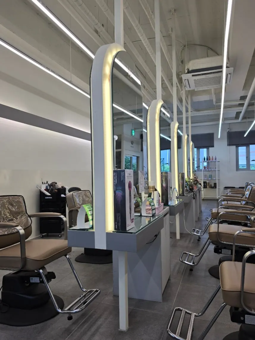 Spacious, comfortable interior of the Dongtan Yeongcheon-dong salon