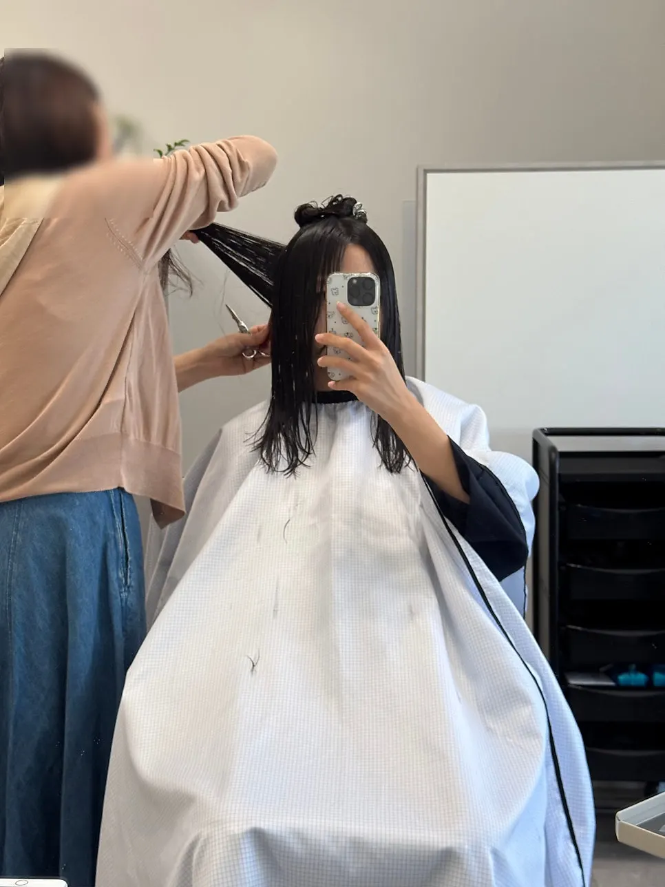 Cutting process with hair divided into sections