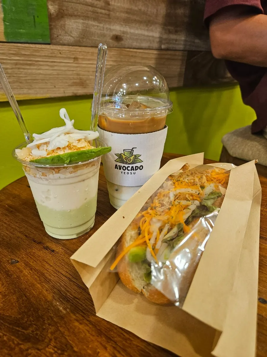 카페라떼와 테이블 세팅