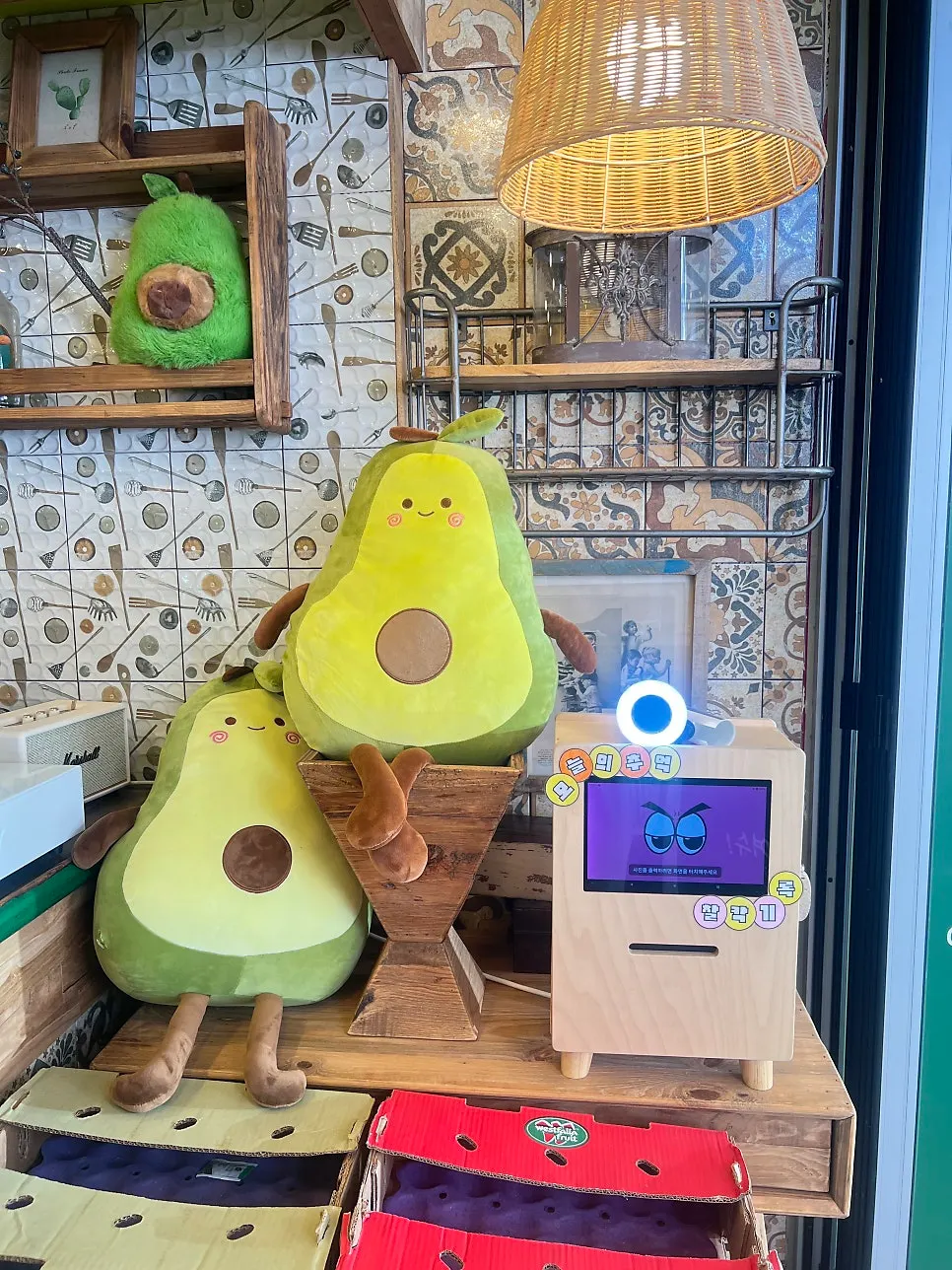 귀엽게 꾸며진 카페 내부 소품