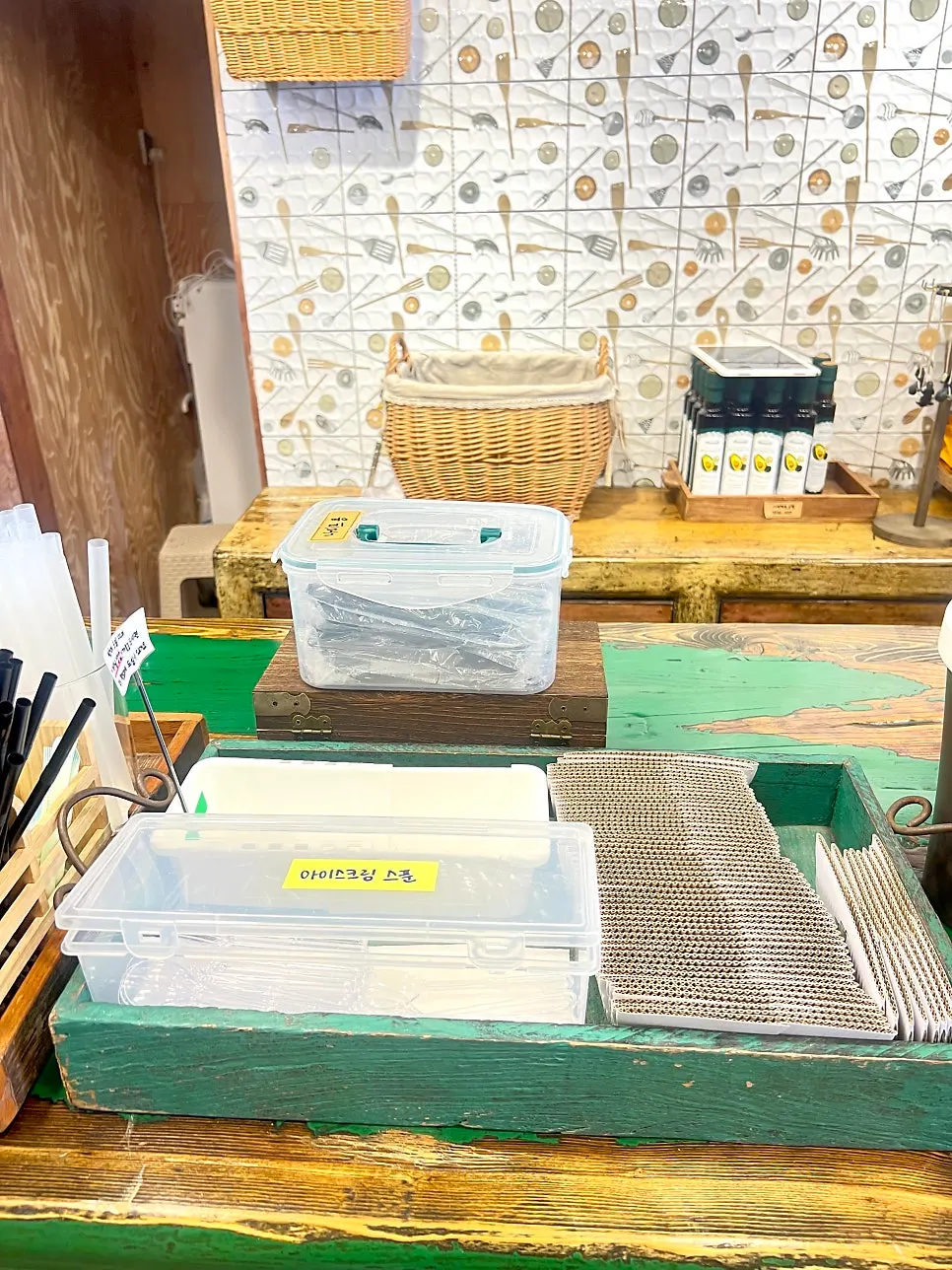 매장 한편의 물과 시럽 셀프바