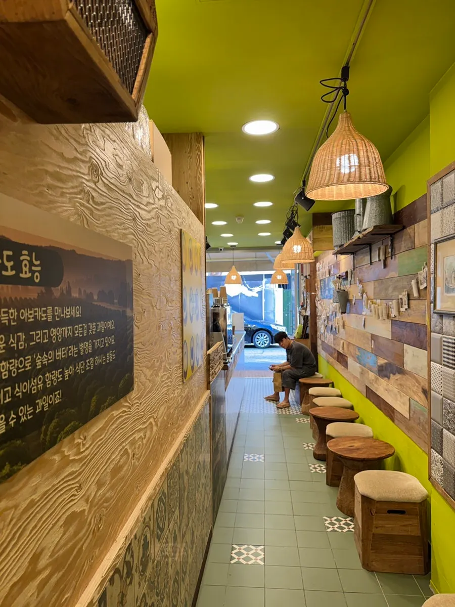 Self-serve bar with disposable knife, spoon, and straws