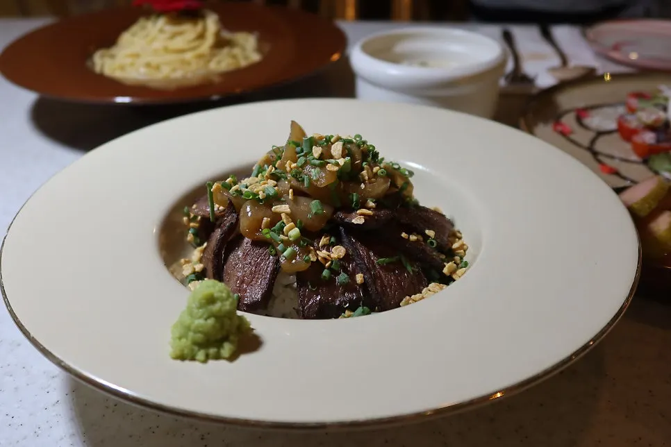 Rose steak rice bowl piled high with steak