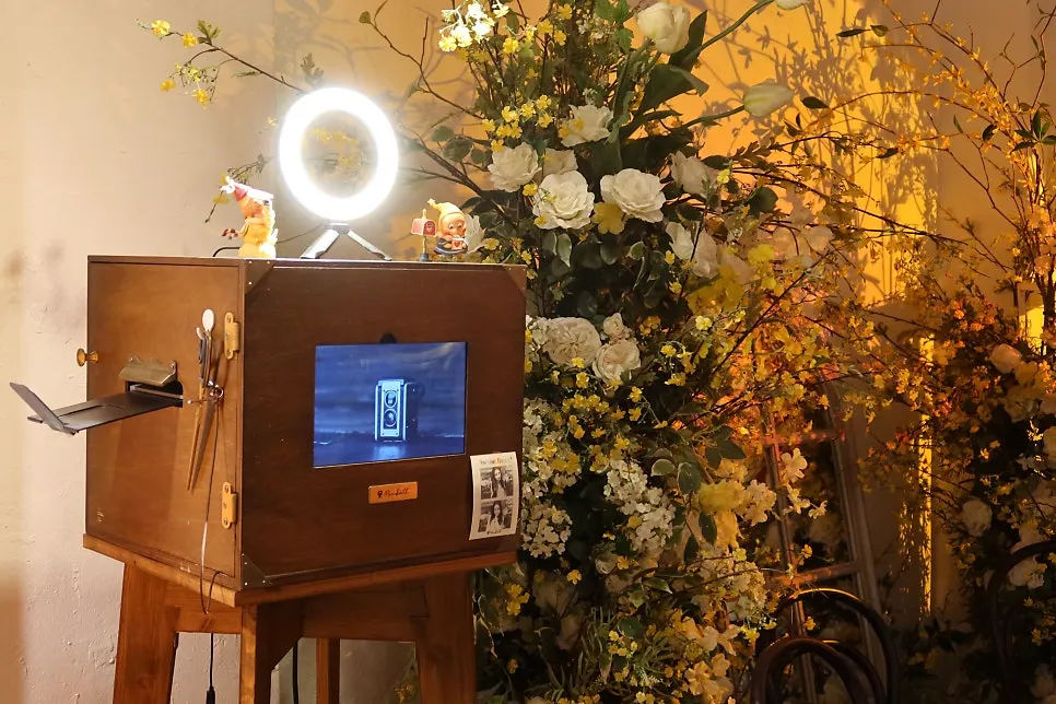 The flower-decorated area around the photo booth
