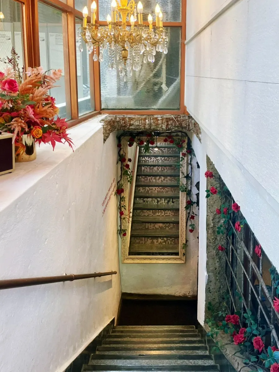 Large rose decoration in front of the entrance