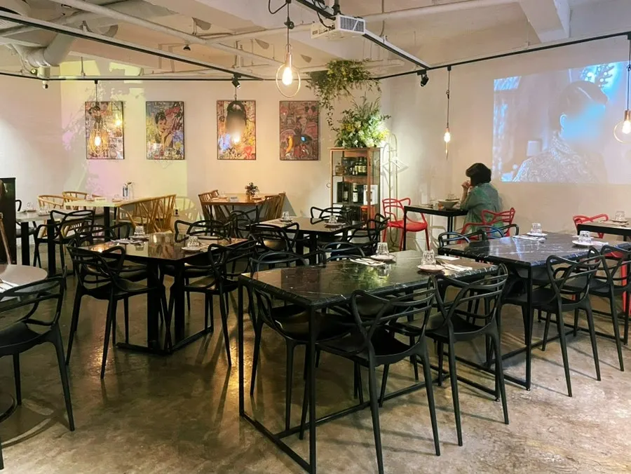 Interior blending lighting and projected visuals