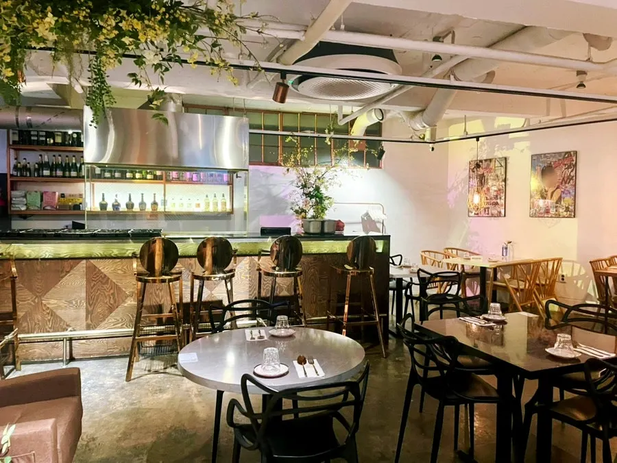 4-person tables arranged to be combined