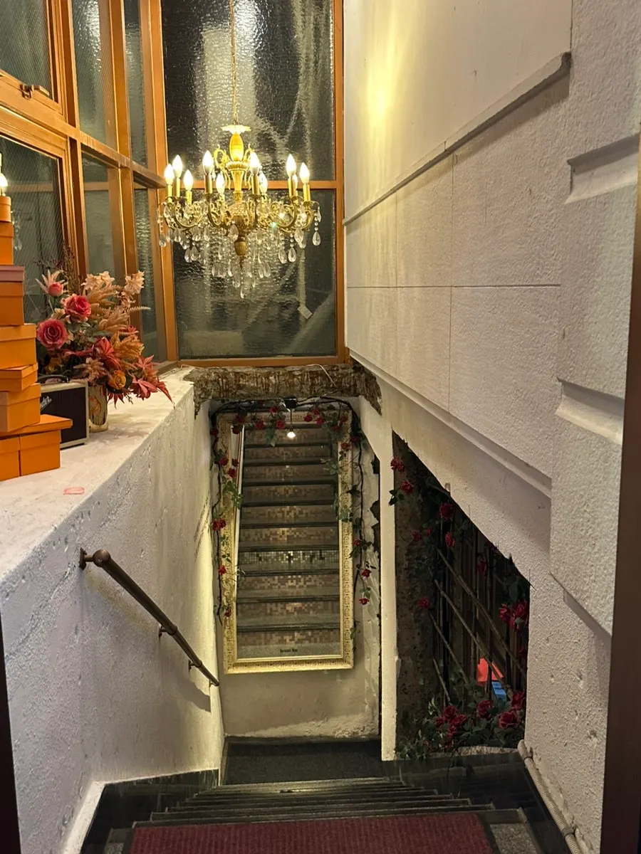 Basement entrance of Awesome Rose Garosu-gil