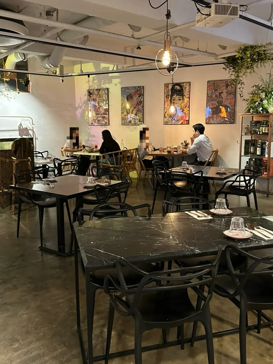 Calm table seating at Awesome Rose
