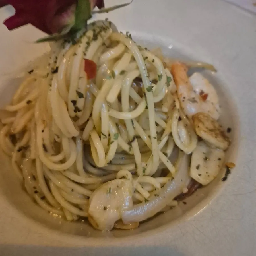 Rose salad with warm shrimp and bacon