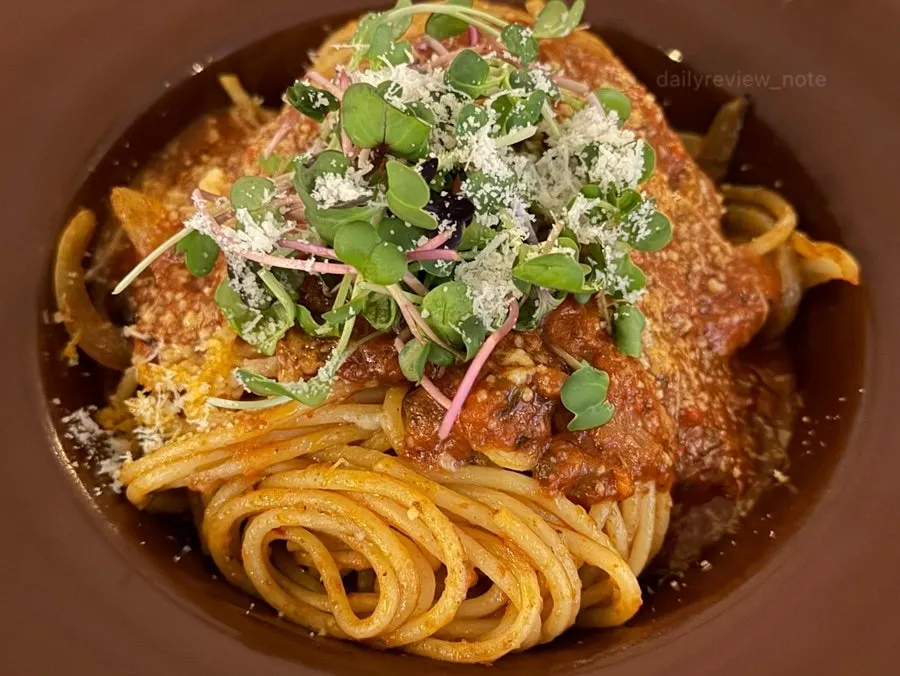 Plating of Awesome Tomato Pasta