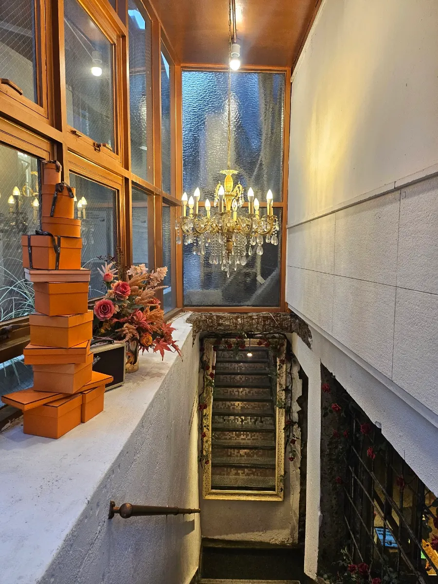 Basement-level entrance of Awesome Rose Garosu-gil