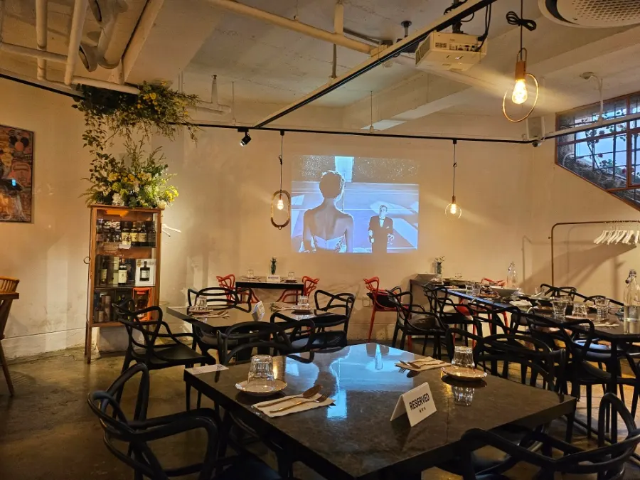 Interior of Awesome Rose Garosu-gil