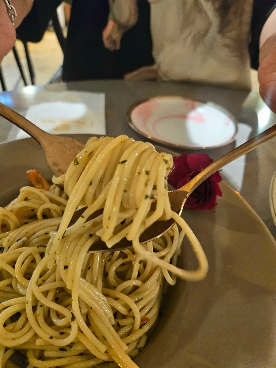 Close-up of the edible rose on the aglio e olio