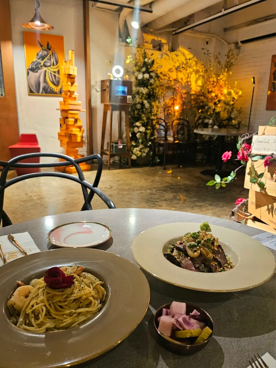 Rose aglio e olio with noodles partly served out
