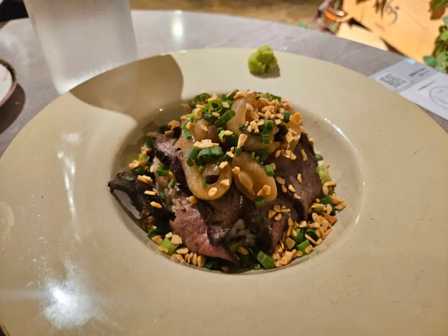 Rose steak rice bowl piled high with steak