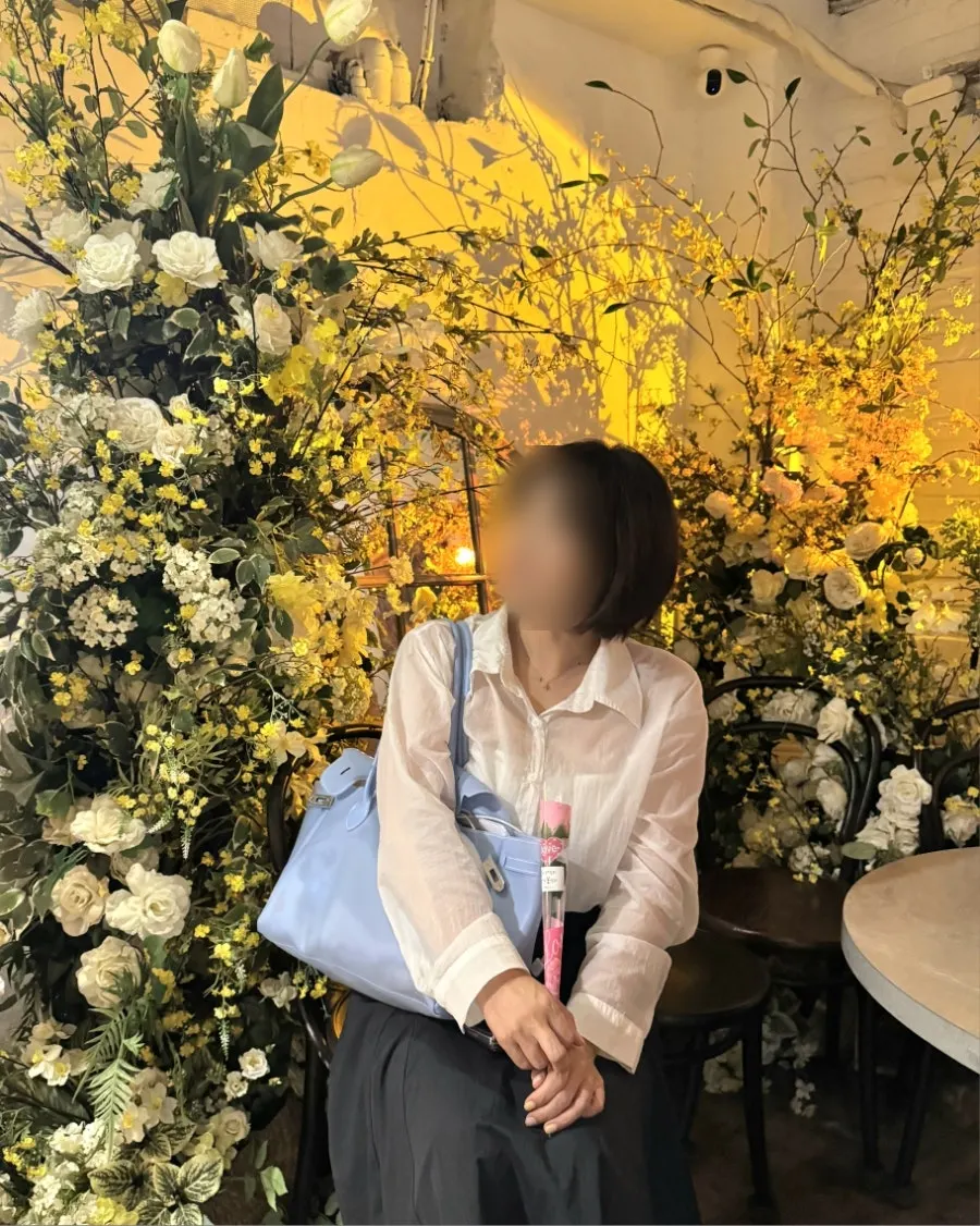 A single fresh flower given as a gift after the meal