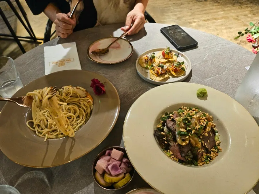 Table setting at Awesome Rose Garosu-gil