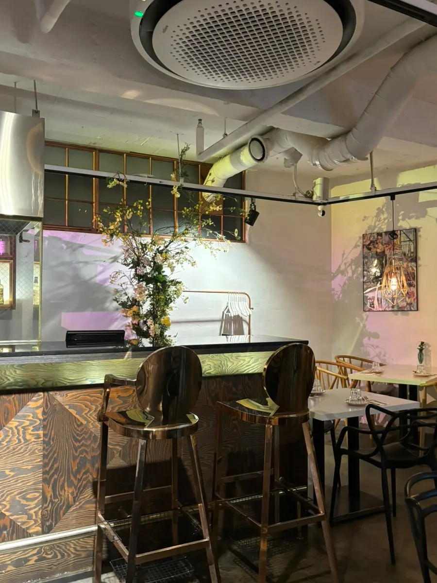 ほのかな照明が照らすアウサムローズの店内