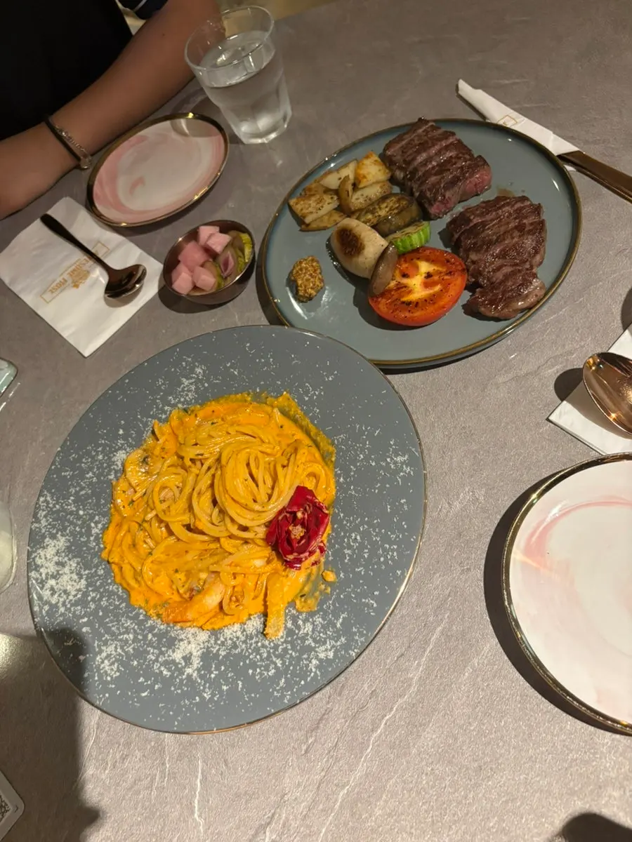 娘と一緒に注文したアウサムローズの夕食メニュー