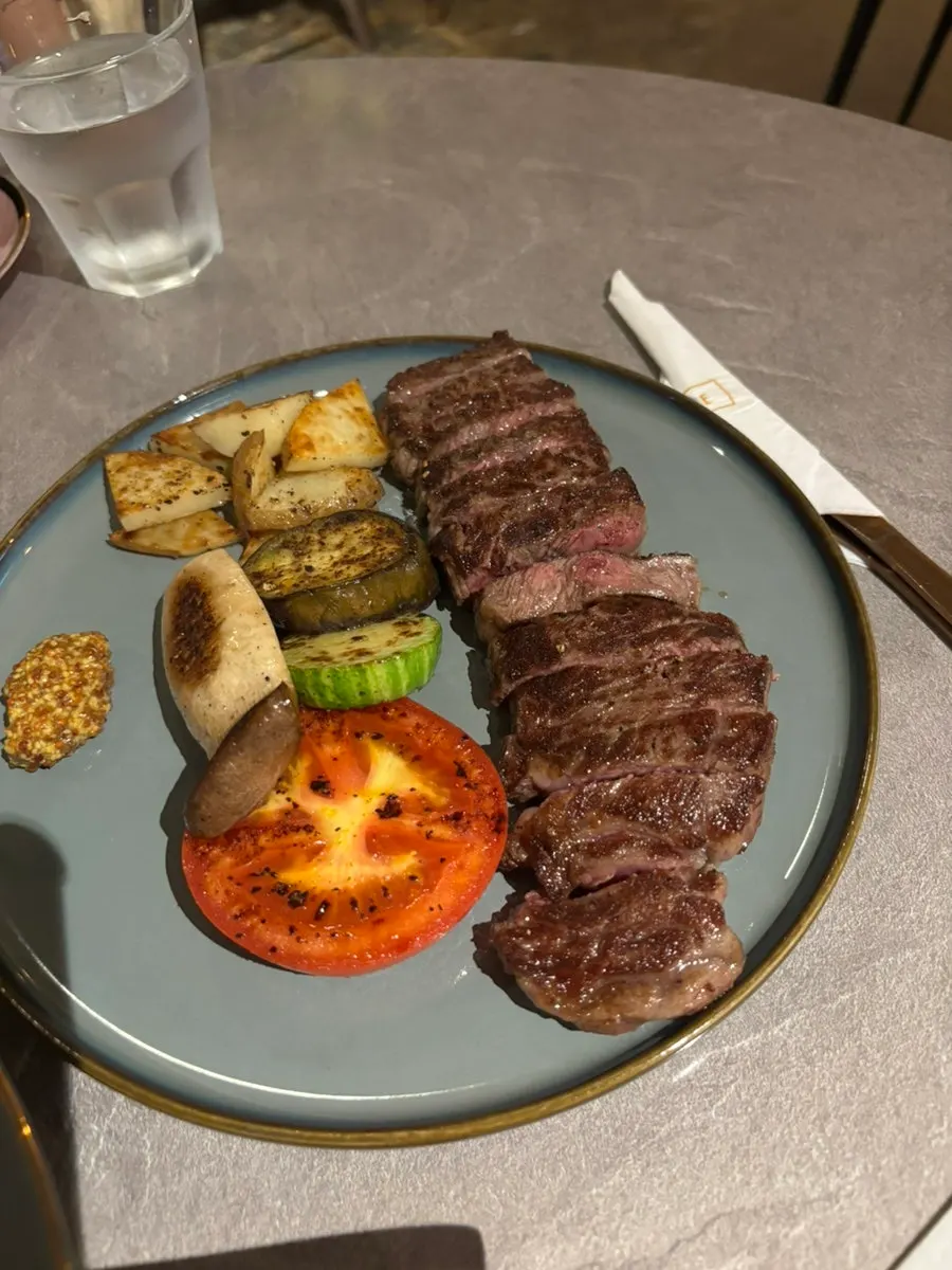 こんがり焼かれて出てきた韓牛ローズステーキ