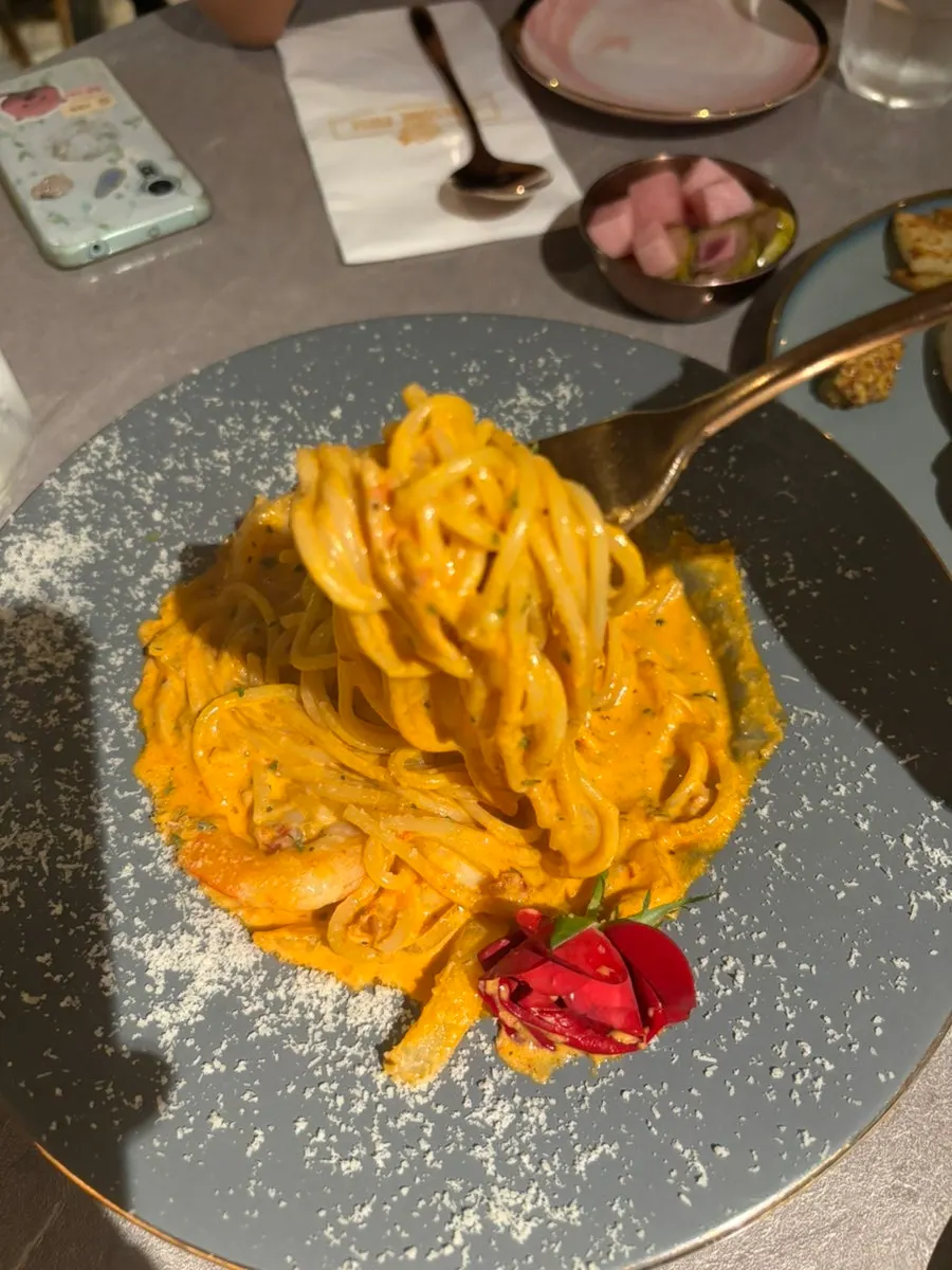 ロゼソースが麺に絡んだアウサムローズパスタ