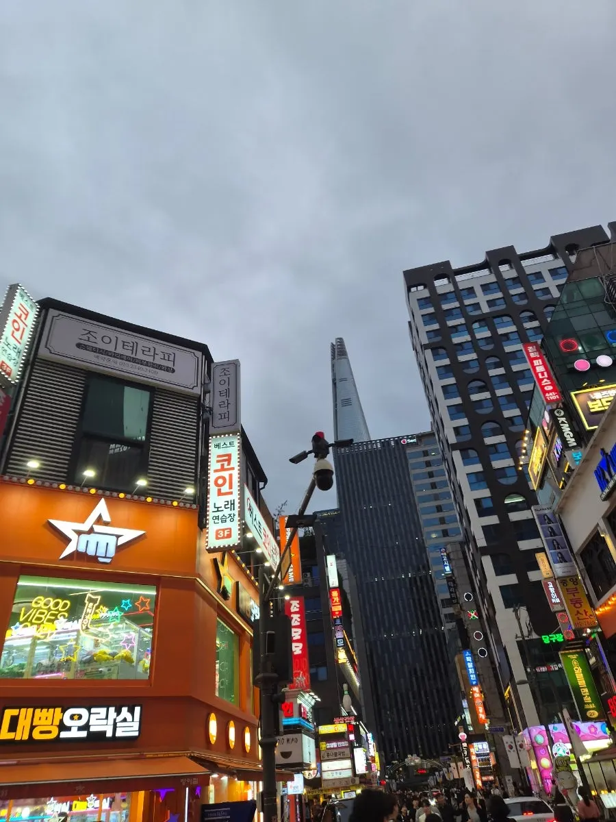 Street view of Bangi Food Alley next to Lotte World