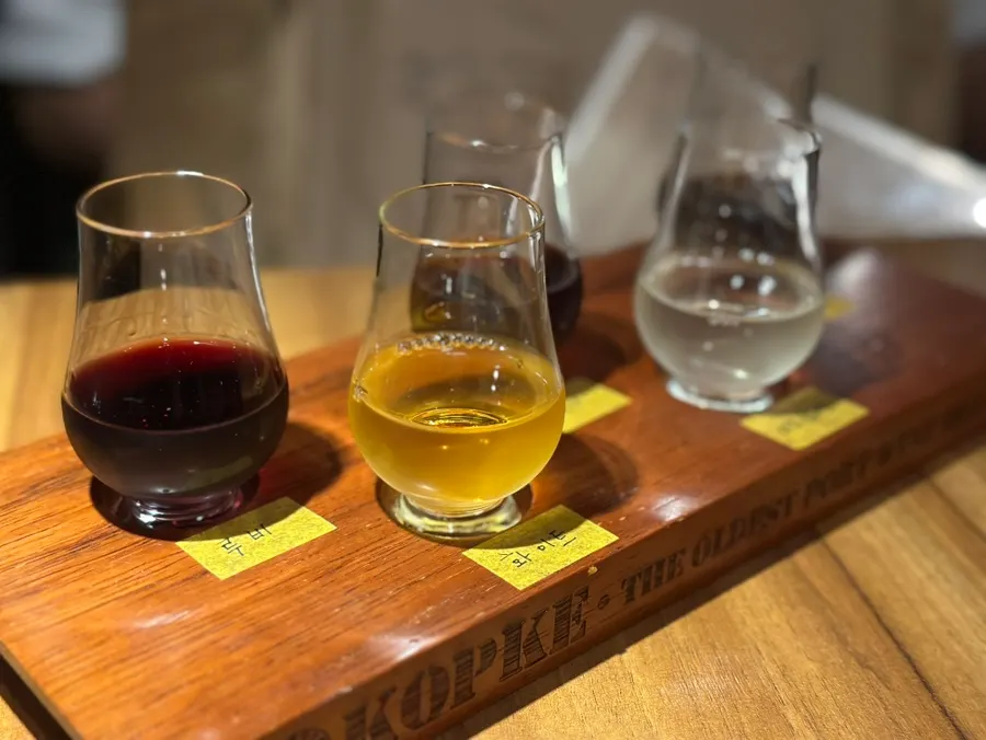 Tasting set with wine names labeled