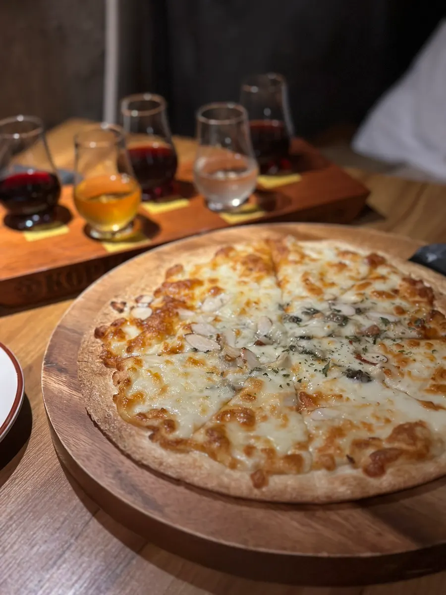 Gorgonzola pizza at B421