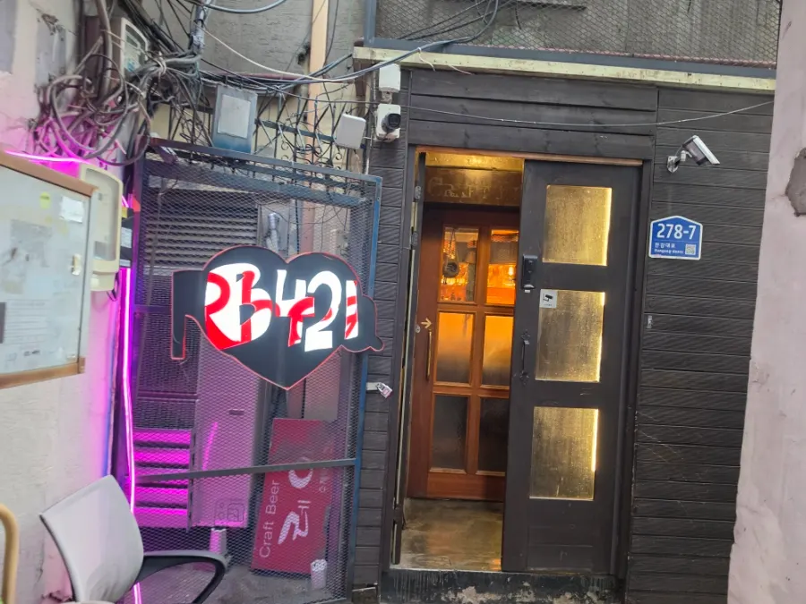 숙대입구역 인근 한강대로 1층 비421 입구