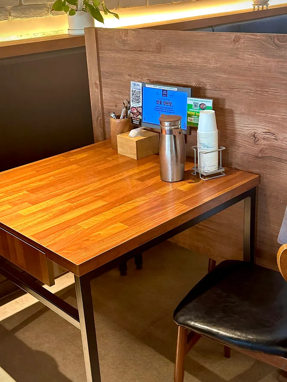 Relaxed interior tables at Bapkkot Hansang