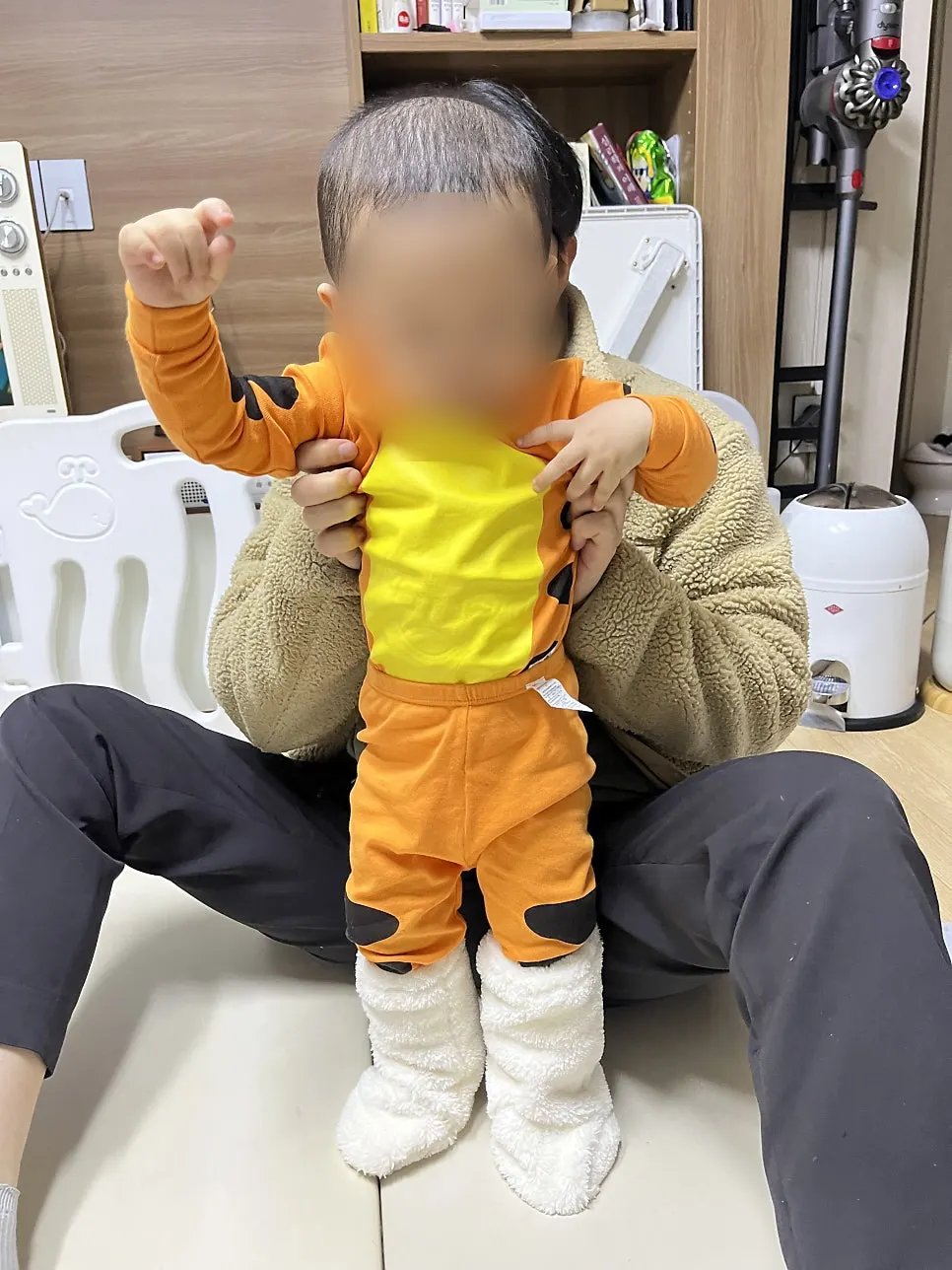 アグブーツのように見える赤ちゃん用フットウォーマー