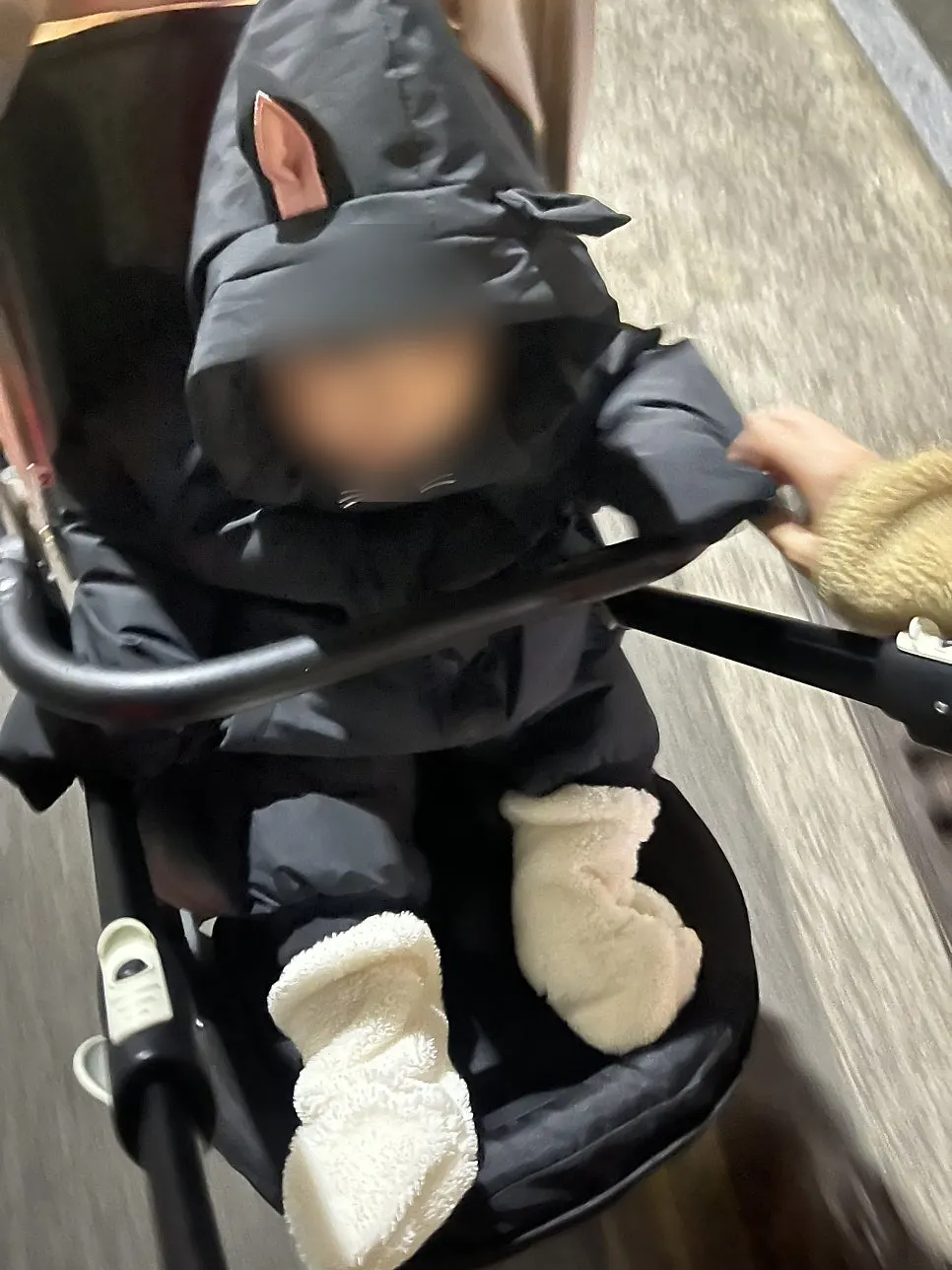 余裕のある長さの赤ちゃんフットウォーマー