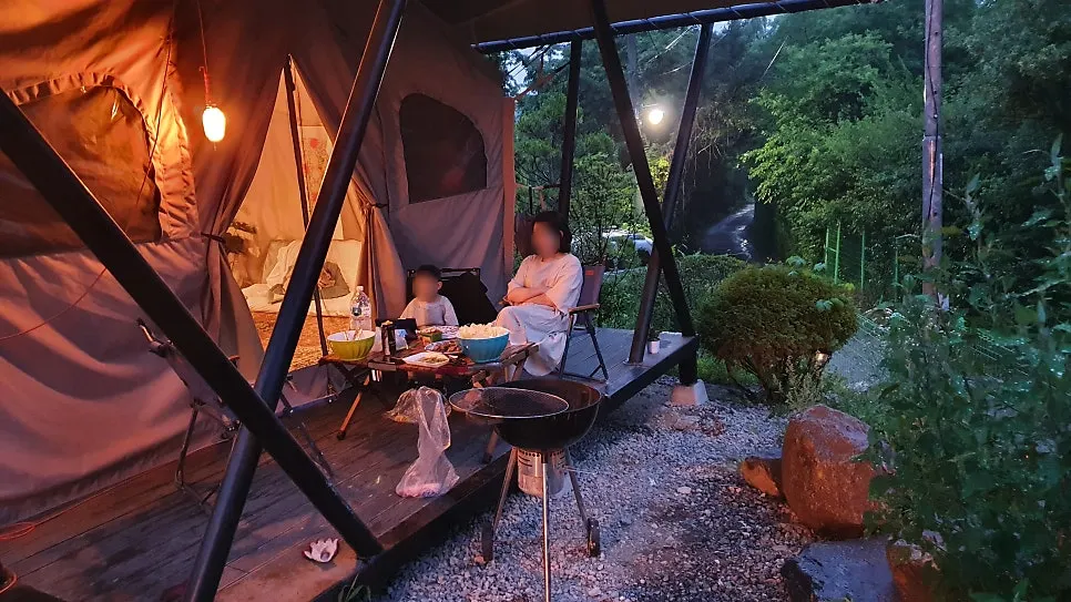 湿気のあるグランピングの日のリネンオーバーオール