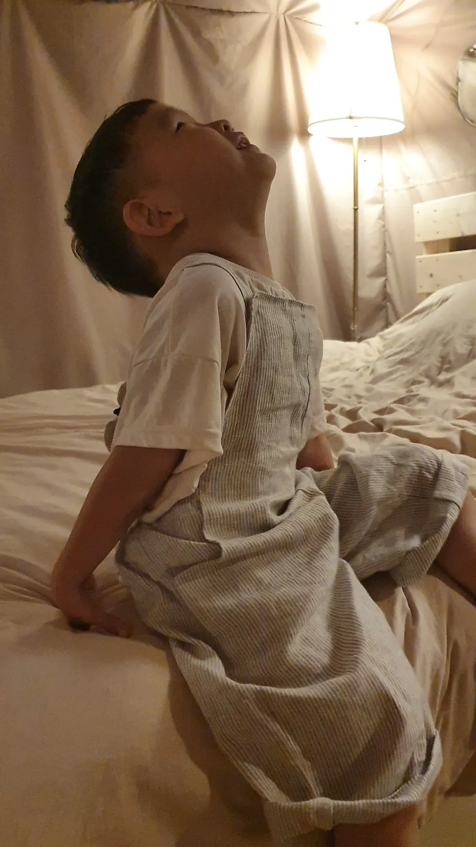 베이지 톤 오버롤과 맘스 드레스