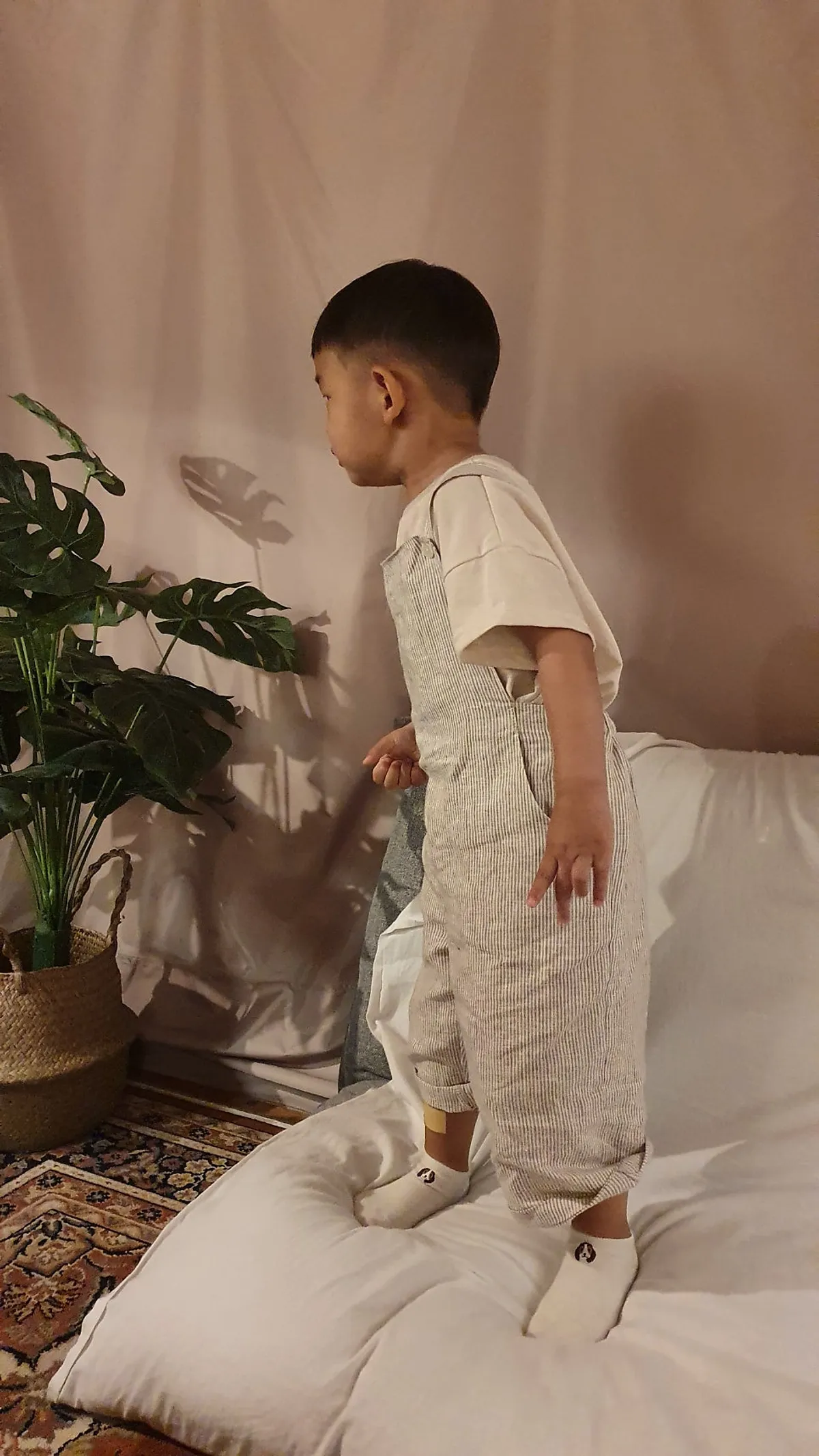 Beige tones in a glamping family look