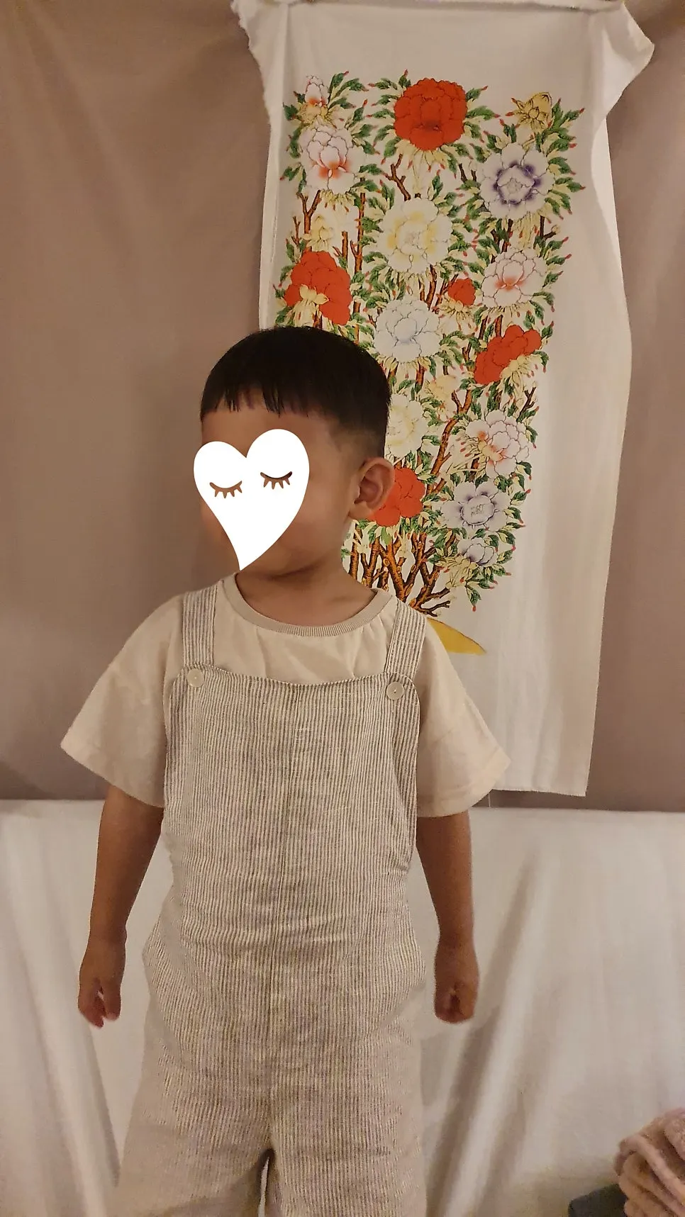 앞쪽 자개단추와 뒤쪽 밴딩 디테일