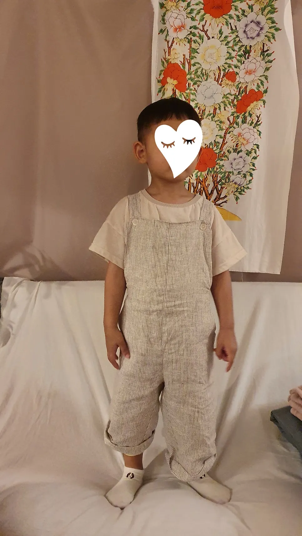유니크한 자개단추 오버롤 디테일