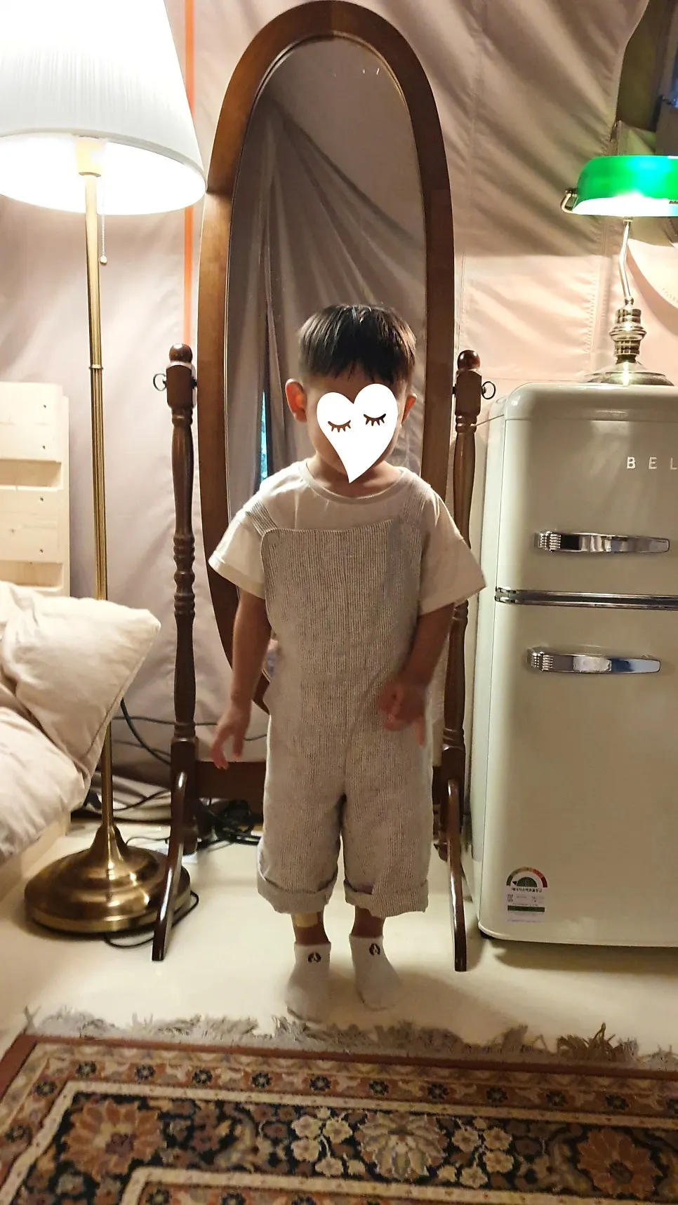 상의에 따라 스타일링한 베이지 오버롤