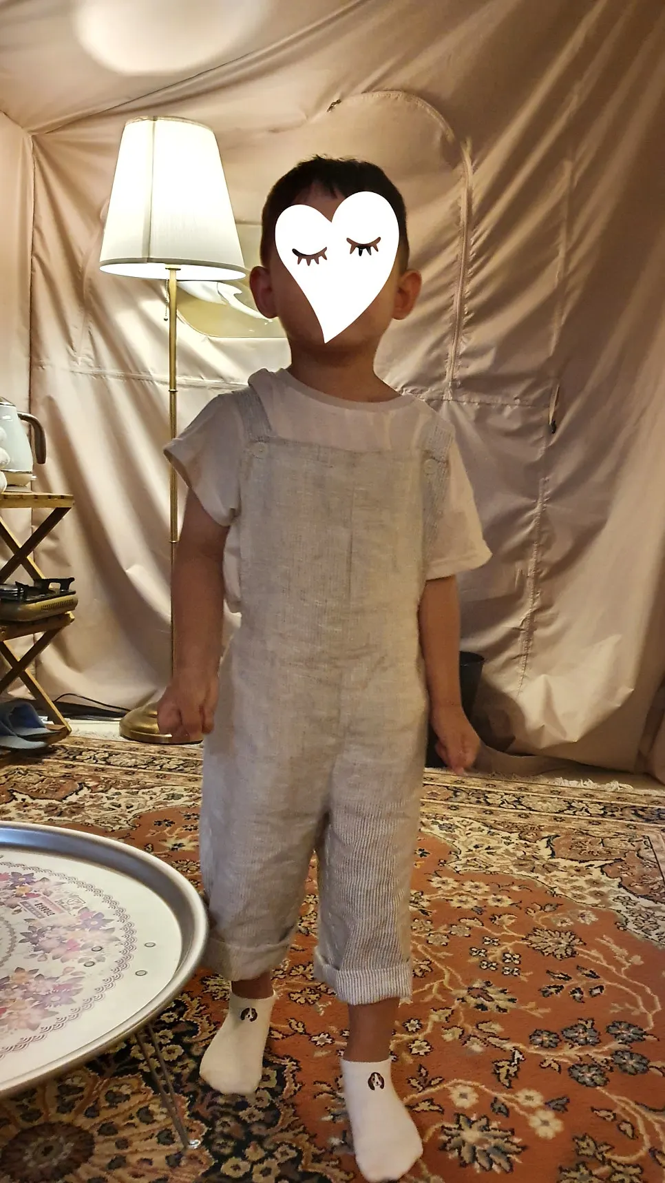 기장을 접어 입은 아기 오버롤