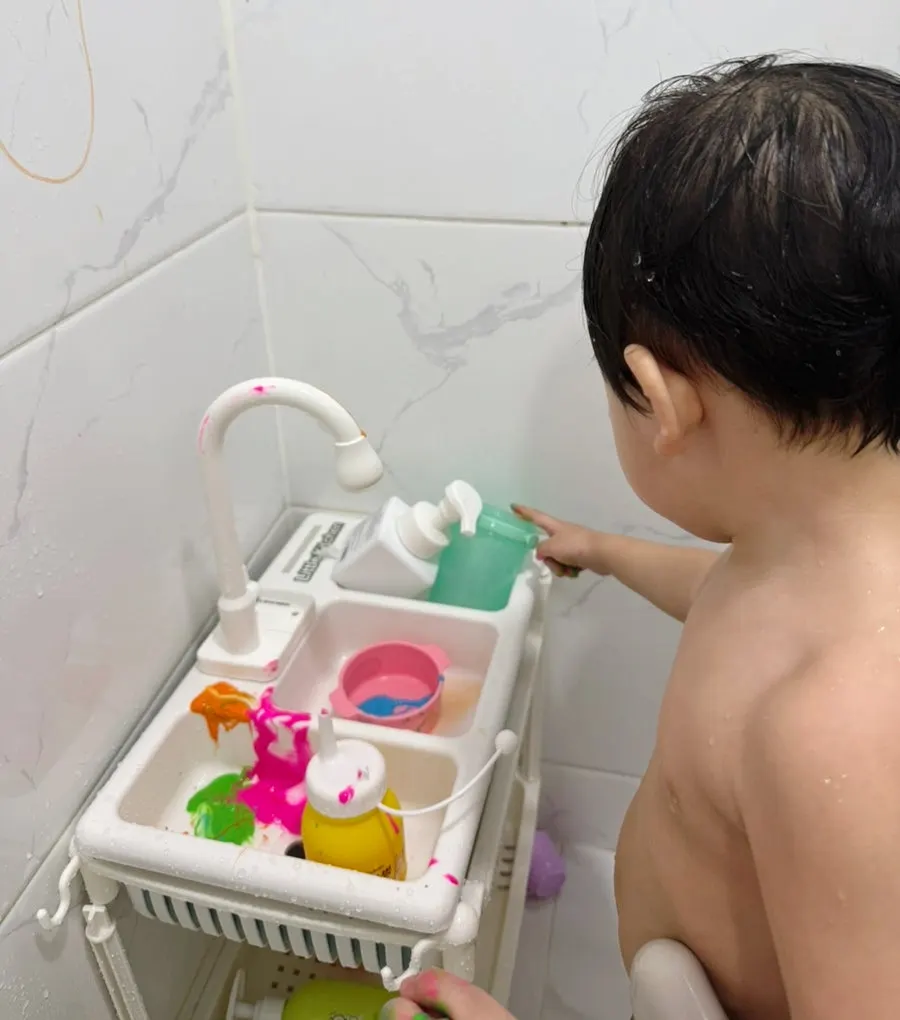 물놀이 중 아기샤워목욕핸들 사용 모습