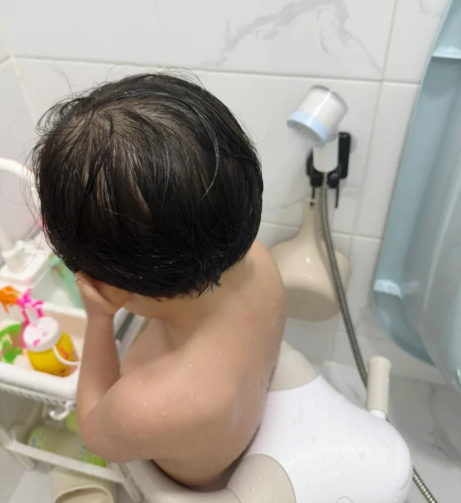 목욕 중 따뜻한 물을 사용하는 모습