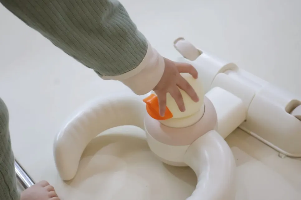 목욕핸들을 만지는 아기 모습