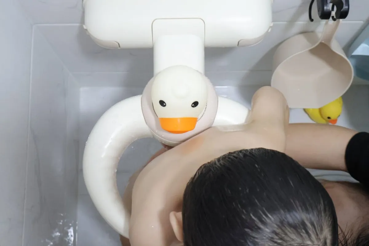 오리 장식이 있는 부착식 목욕핸들