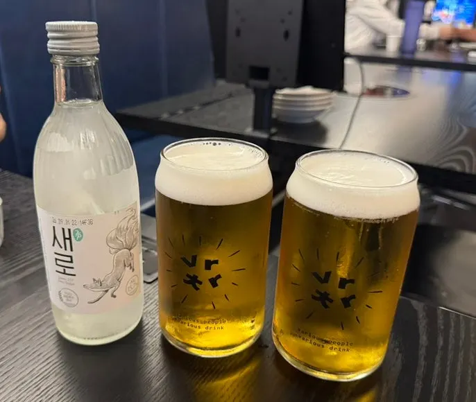 거품이 올라간 크림 생맥주 잔