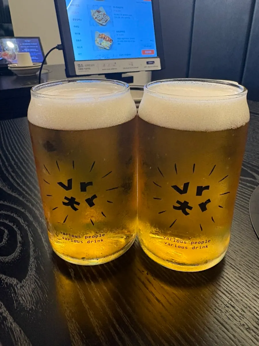 거품 가득한 바차 정자점 크림 생맥주 한 잔