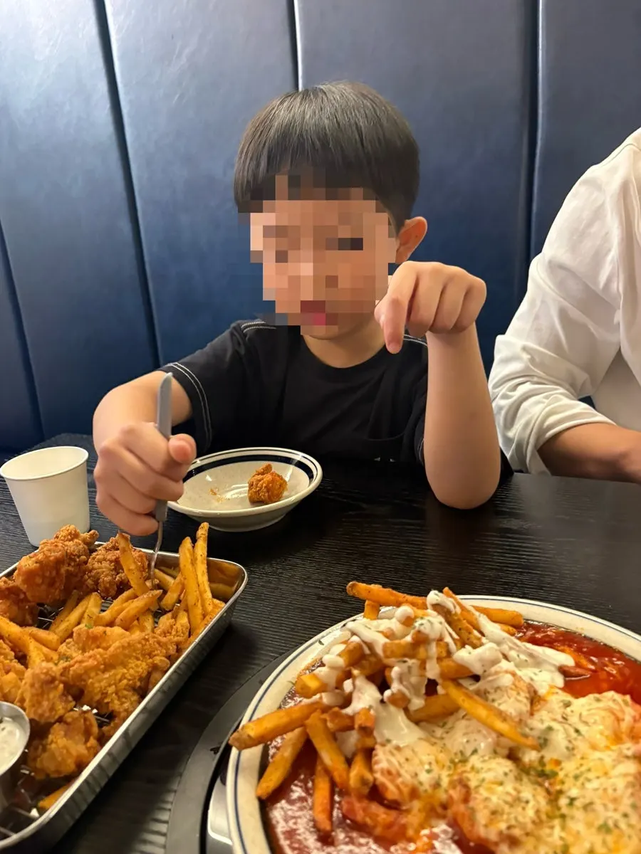순살치킨을 소스에 찍어 먹는 모습