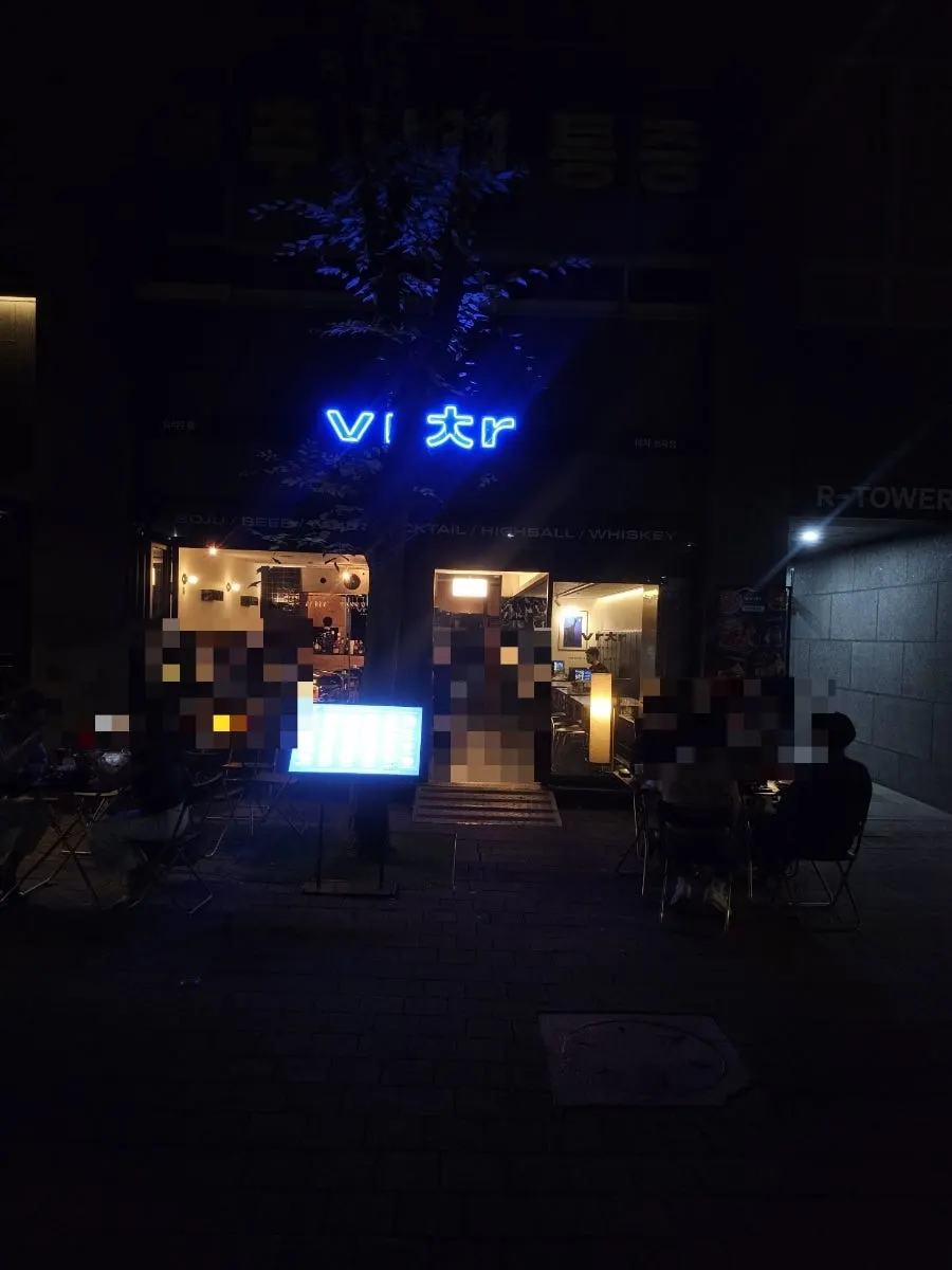 조명이 켜진 바차 정자점 테라스 야장 좌석