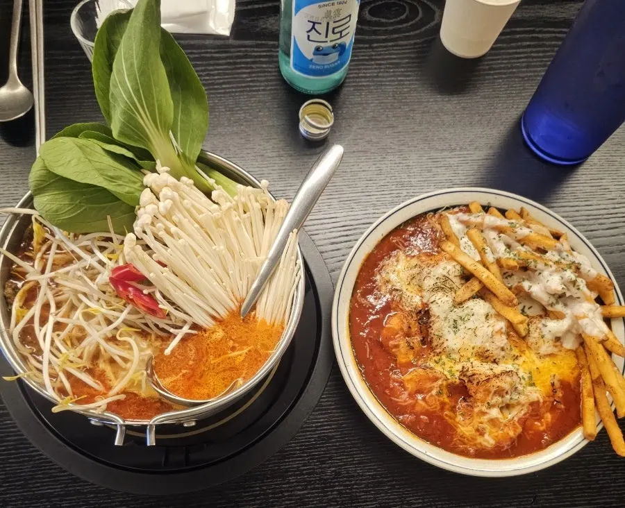 마라차돌짬뽕탕과 모짜렐라칠리새우 테이블 세팅