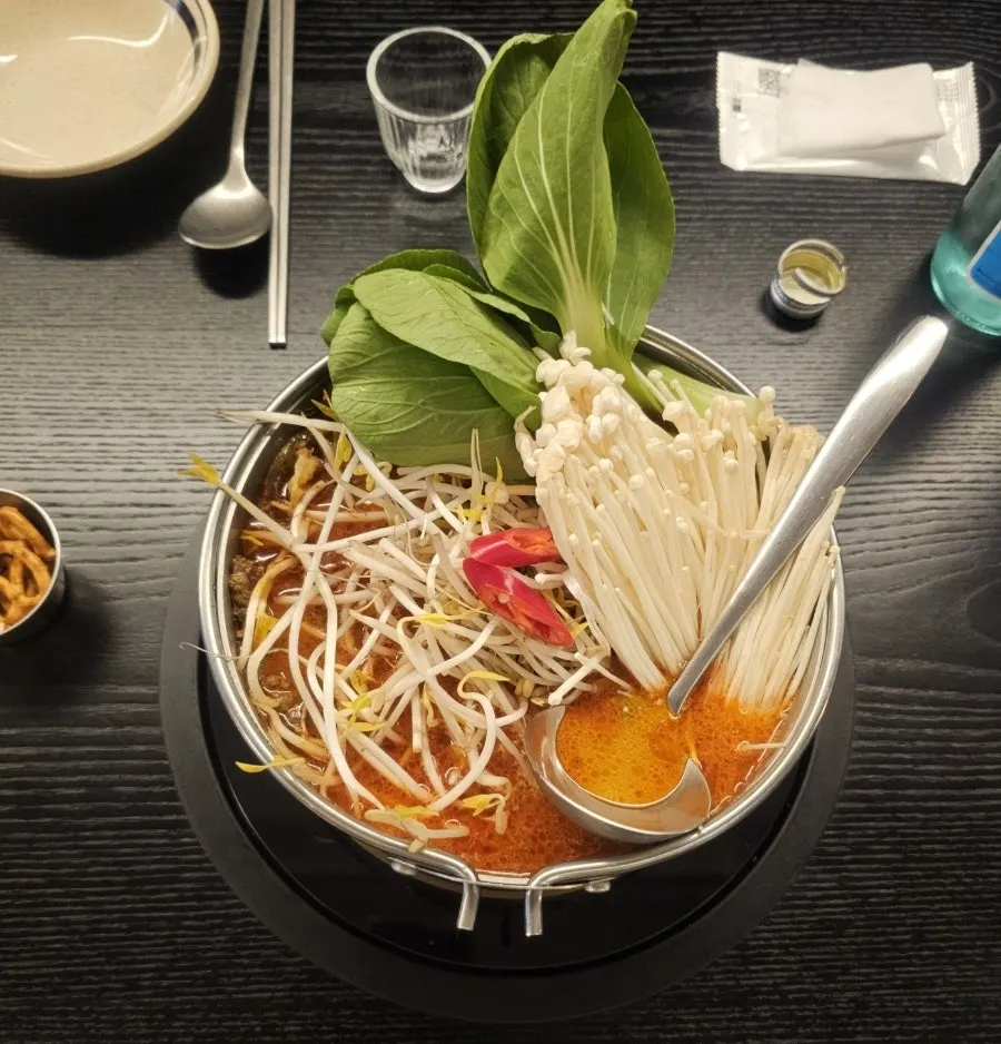 끓기 시작한 마라차돌짬뽕탕 냄비